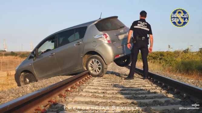 La Policía Local retira un vehículo sobre las vías del ferrocarril cerca de Palmas Altas