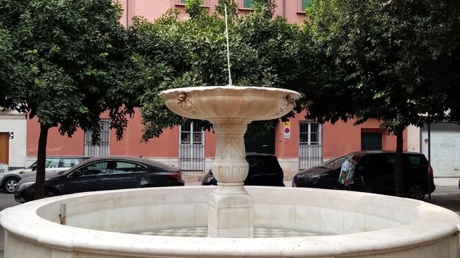 La pila del pato de la Plaza de San Leandro sin el pato que corona la fuente.