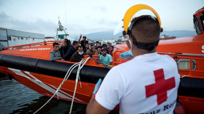 Varias de las 52 personas de origen magrebí que viajaban dos pateras, y que han sido rescatadas por Salvamento Marítimo,a su llegada al Puerto de Motril.
