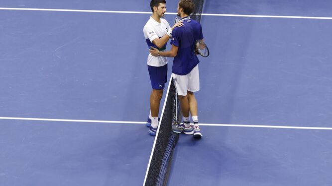 Novak Djokovic felicita a Daniil Medvedev tras su triunfo en el US Open.
