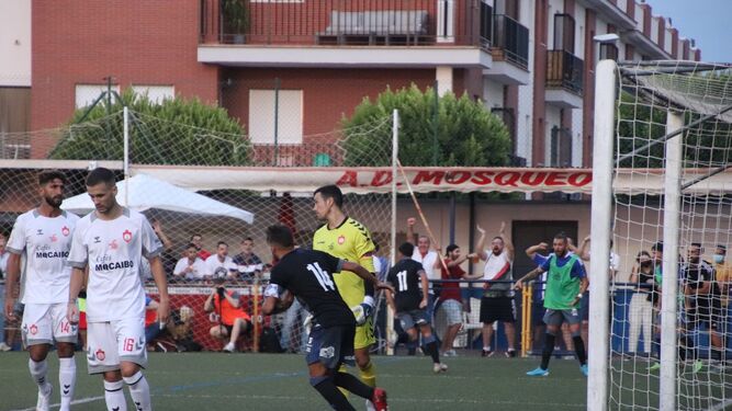 El Recre celebra uno de los dos goles que le hizo al CD Utrera.