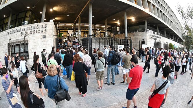 Casi 150.000 aspirantes se examinan para acceder a una plaza en Correos