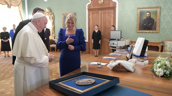 El Papa y la presidenta eslovaca, Zuzana Caputova, intercambian regalos durante su encuentro ayer en el Palacio Presidencial de Bratislava.
