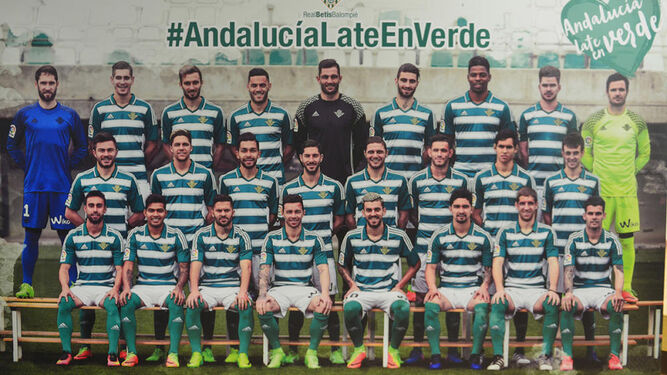 En la temporada 2016-17, el Betis vistió rayas horizontales por el Día de Andalucía.