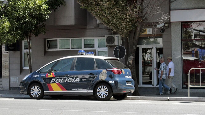 Un patrullero de la Policía Nacional, en la puerta de la comisaría de Nervión.