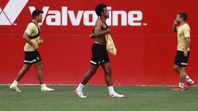 Acuña, Koundé y Papu Gómez, durante el entrenamiento del Sevilla este lunes.