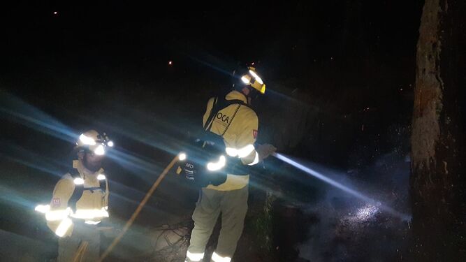 Dos bomberos del Infoca, esta noche duranta las tareas de extinción.