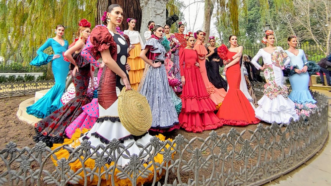 Desfile de moda flamenca en la Avenida de la Constitución: 30 diseñadores y las actuaciones de Joana Jiménez y Las Migas