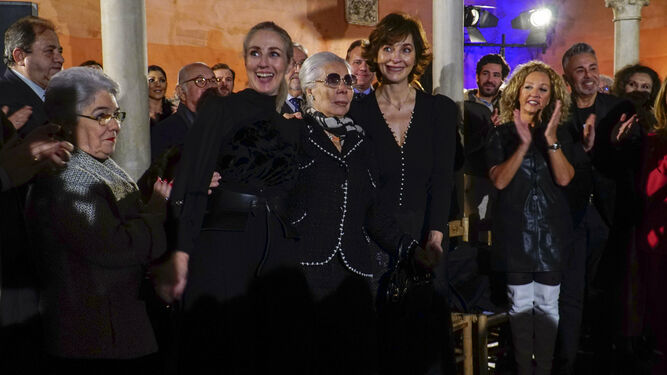La diseñadora Lina con sus hija, Mila y Rocío Montero, en el desfile del 60 aniversario de la firma el  pasado 2020.