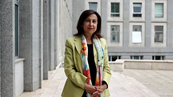 a ministra de Defensa, Margarita Robles, posa en la sede del departamento.