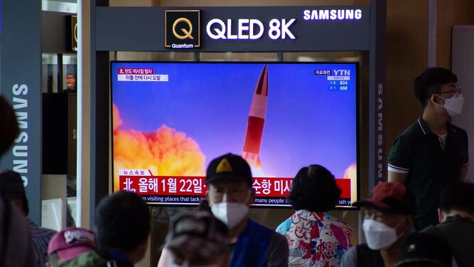 Los informativos de Corea del Sur informan del lanzamiento de los misiles balísticos.