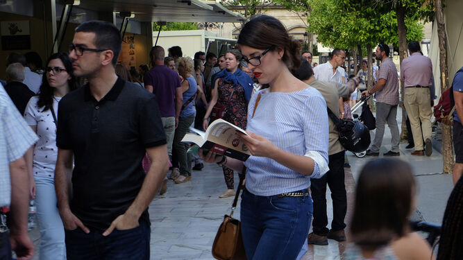 Público en la Plaza Nueva en 2019, en la última edición de la Feria del Libro celebrada hasta la fecha.