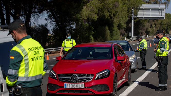 La Guardia Civil de Tráfico en un reciente control en Sevilla.