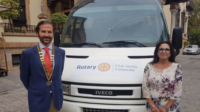 Javier Vilaplan, presidente del Rotary Club Sevilla Corporate, y María José Ruiz Leal, presidenta de la Asociación Colibrí, con el microbús.