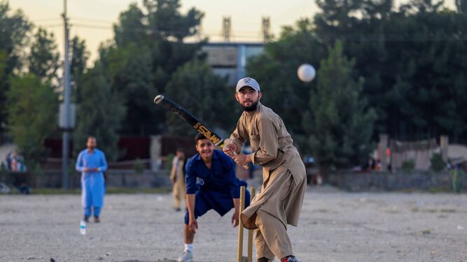 Varios hombres jugando ayer al cricket en las calles de Kabul.