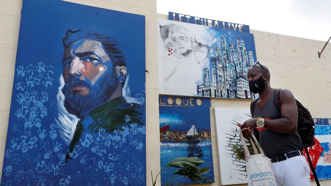 Un hombre caminando frente a una pintura de Fidel Castro el miércoles en una calle de La Habana.