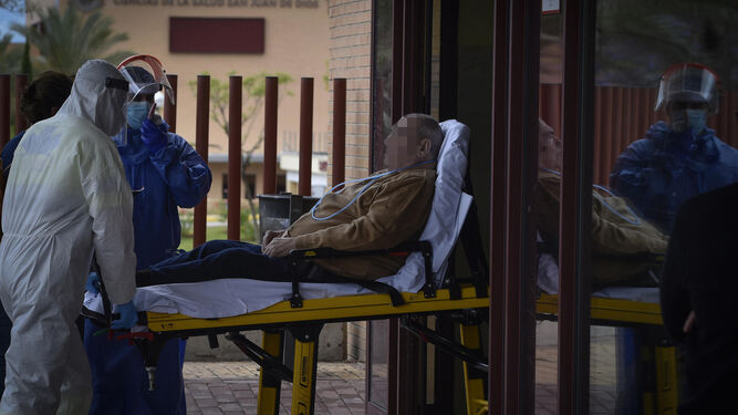 Un paciente entrando en el Hospital de Bormujos, en una imagen de archivo.