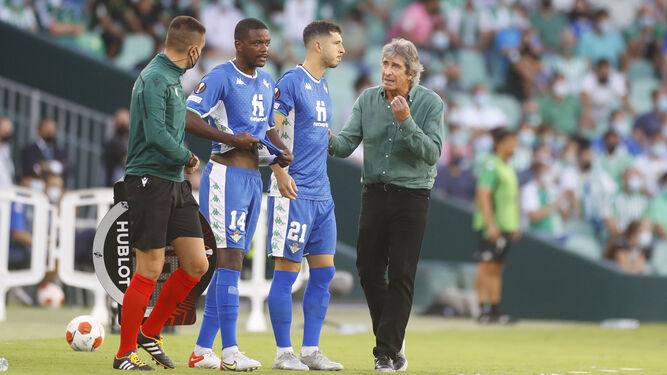 Pellegrini da instrucciones a Carvalho y a Guido Rodríguez.