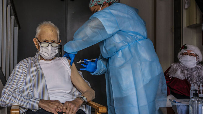 Un anciano recibe una dosis de la vacuna contra el Covid-19 en una residencia de mayores.