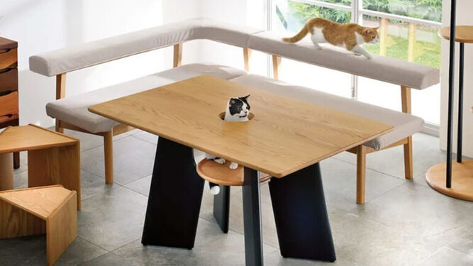 Esta es la mesa de comedor perfecta para que tu gato se integre sin molestar