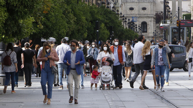 Gente por el centro de Sevilla