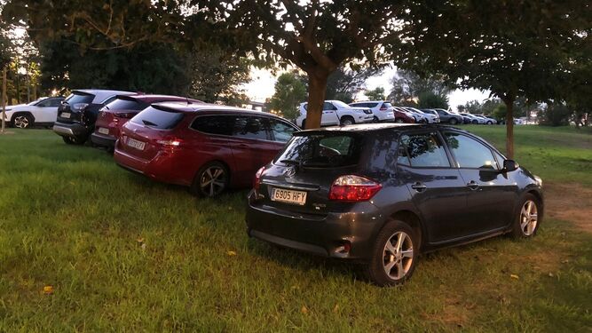 Los coches aparcados sobre el Parque Guadaira en la zona entre Heliópolis y Los Bermejales.