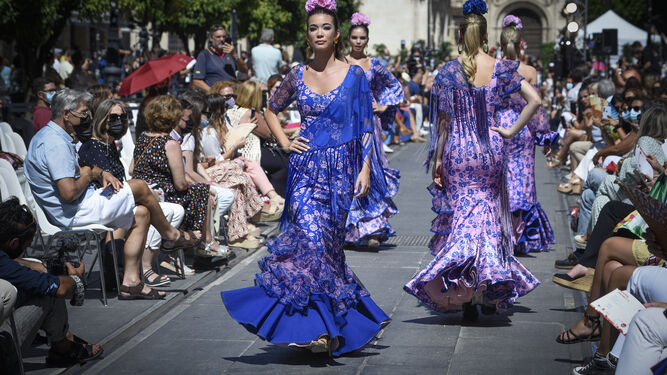 Imagen del desfile de moda flamenca de la Avenida de la Constitución.