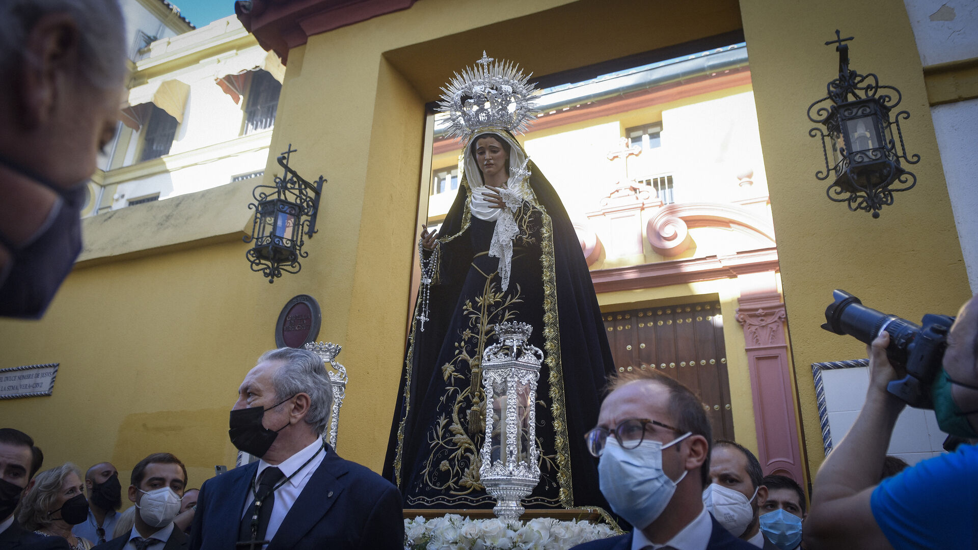 El traslado de la Virgen de las Tristezas a Santa Rosal&iacute;a, en im&aacute;genes