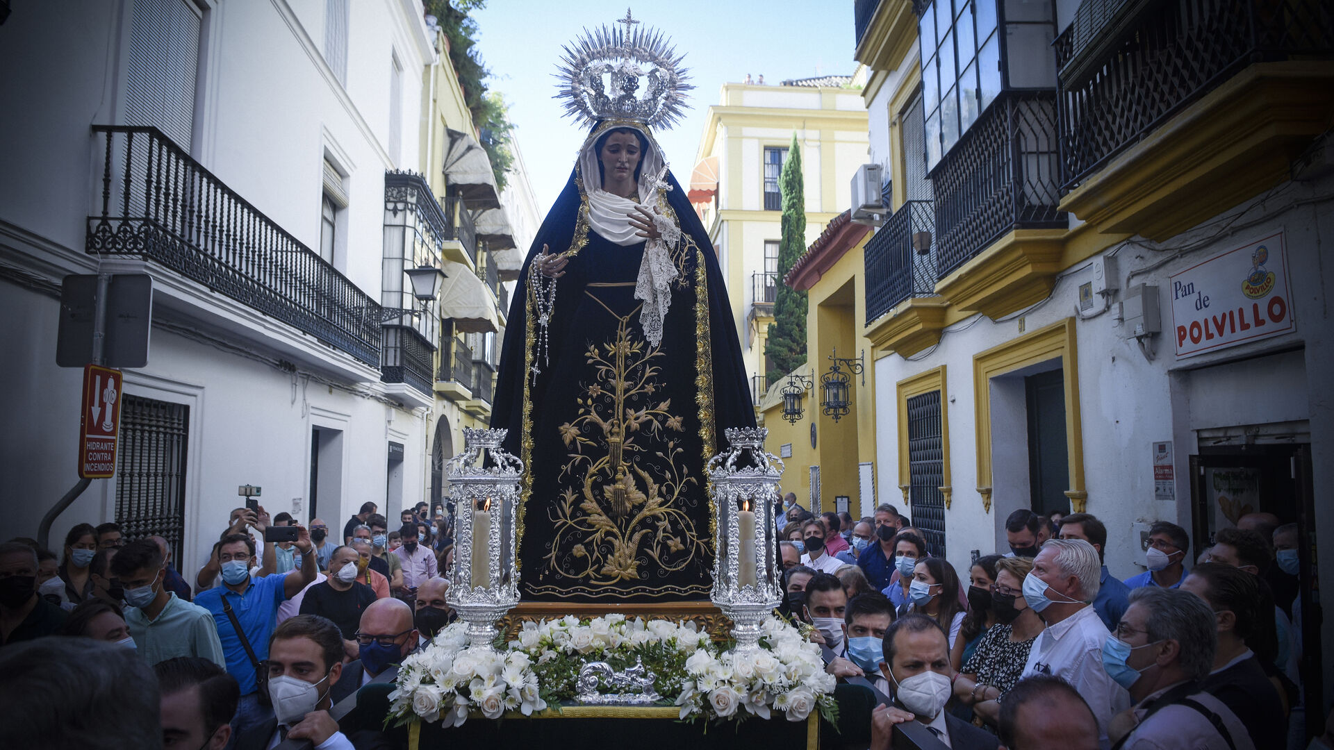 El traslado de la Virgen de las Tristezas a Santa Rosal&iacute;a, en im&aacute;genes