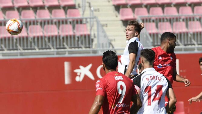 Juanmi, autor del gol sevillista y del penalti, cabecea delante de Mourad.