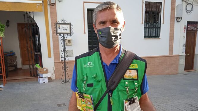 José Sánchez, vendedor de la ONCE que ha repartido el Sueldazo en Gines este domingo.