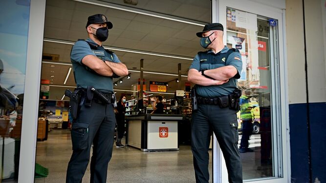 Dos agentes de la Guardia Civil en el supermercado donde tuvo lugar la primera agresión