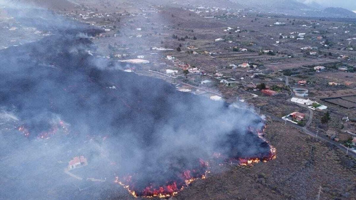 El volcán en Cumbre Vieja entra en erupción en La Palma después de una semana de seísmos: la primera erupción española en 50 años