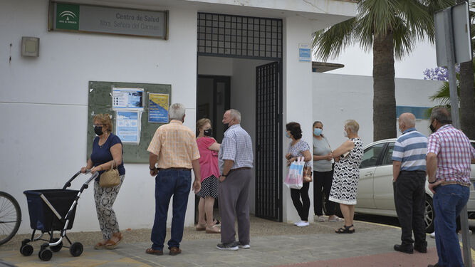 Varios vecino de El Palmar esperan a las puertas del centro de salud el pasado mes de mayo.