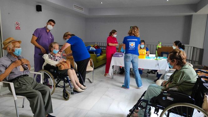 Usuarios de la residencia de mayores San Juan d la Palma, gestionado por la Fundación Gerón, recibieron ayer la tercera dosis de la vacuna.