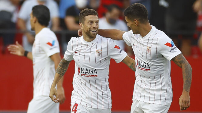 El Papu Gómez, lesionado ante el Levante y Lamela celebran el gol del primero al Valencia.