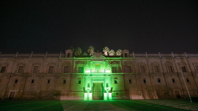 El Parlamento de Andalucía y la fuente del Prado se iluminan de verde este sábado –el característico color de las cruces identificativas de las farmacias– con motivo del Día Mundial del Farmacéutico.