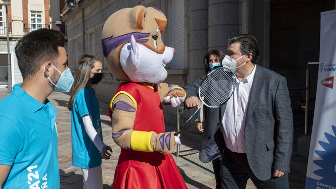 La mascota Onuba saludando a Gabriel Cruz, alcalde de Huelva.