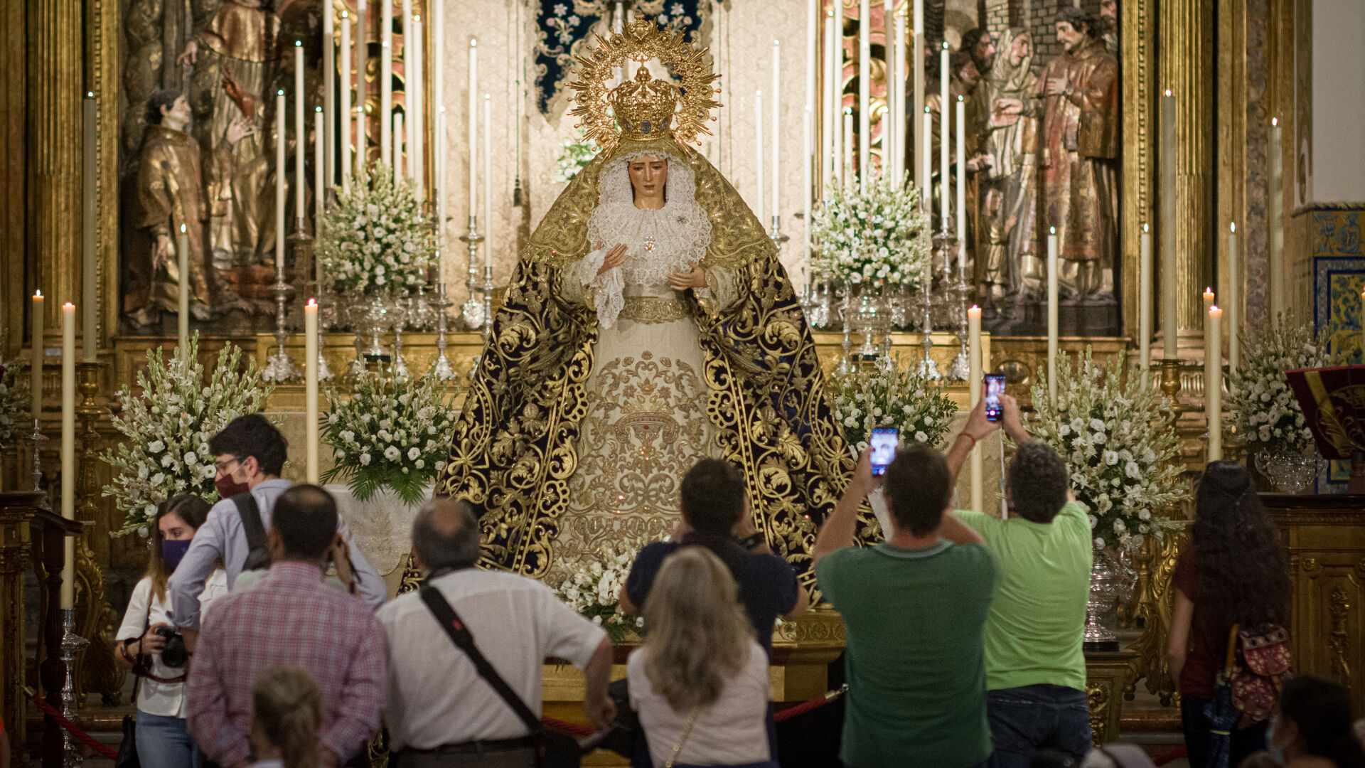 La Virgen del Dulce Nombre se encuentra en veneraci&oacute;n en el altar mayor de San Lorenzo