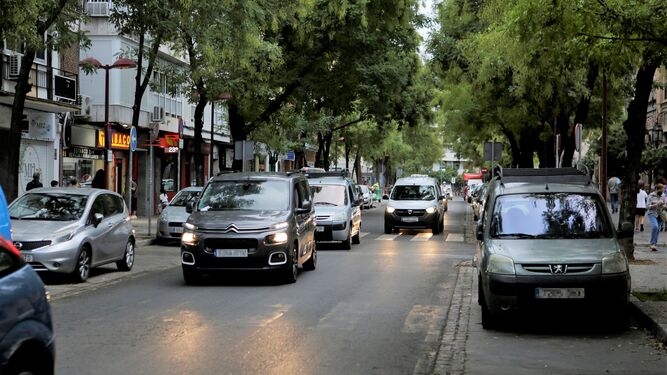 Tráfico intenso en la avenida de Miraflores, con bandas de aparcamientos a ambos lados.