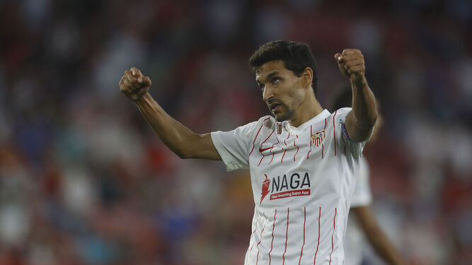 Jesús Navas celebra dirigiéndose a la grada el triunfo final sobre el Espanyol esta temporada.
