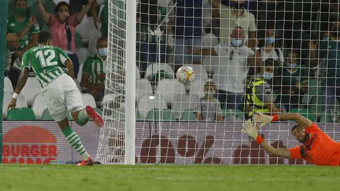 Willian José remacha a gol desde cerca ante David Soria.