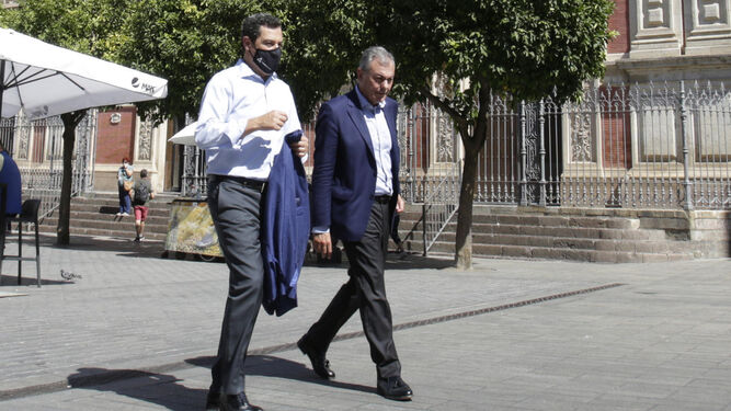Juanma Moreno y José Luis Sanz pasean ayer por la Plaza del Salvador.