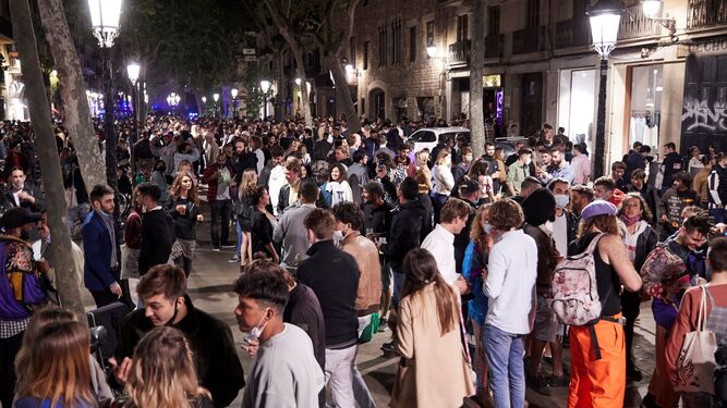 Gran concentración de personas convocadas en el paseo del Born, en Barcelona
