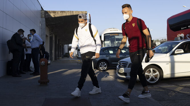 Acuña y Rakitic, en el último viaje del Sevilla, a Wolfsburgo.