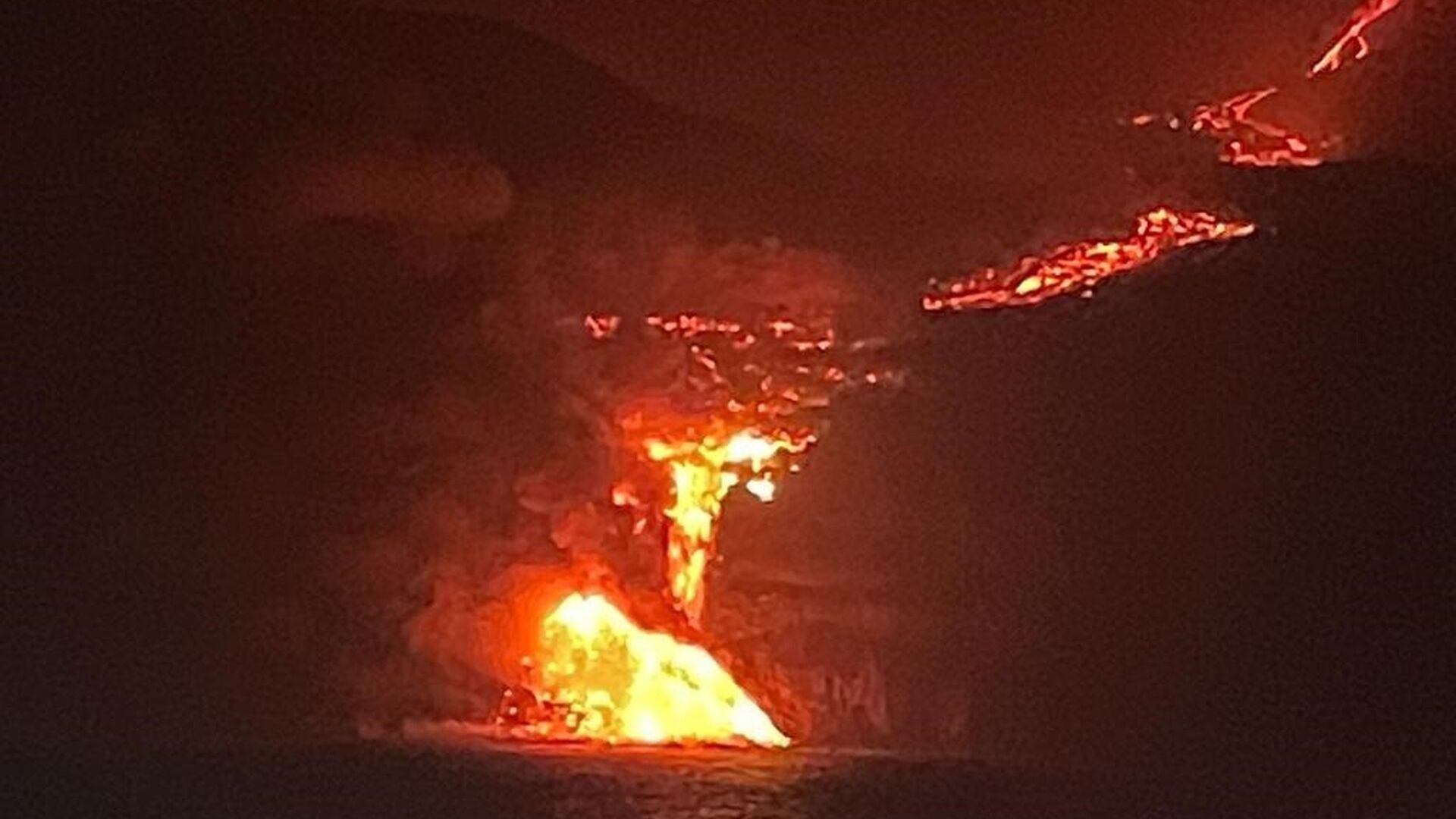 Así ha entrado la lava en el mar: las imágenes de un espectáculo de ciencia ficción