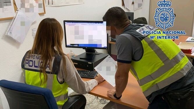 Agentes de la Policía revisan archivos en el ordenador