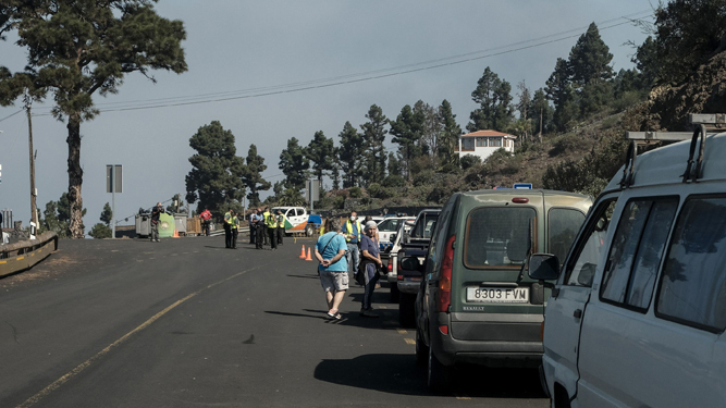 Guardia Civil, Protección Civil y Policía Local controlan el acceso a los vecinos en la zona desalojada de Fuencaliente.