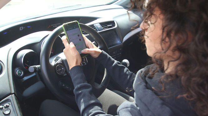 Una mujer escribe por Whatsapp mientras está en el coche