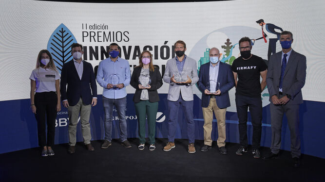 Los representantes de las ocho empresas finalistas posan juntos tras el fallo del jurado del que salieron los cuatro ganadores de esta segunda edición de los Premios Innovación Sostenible.